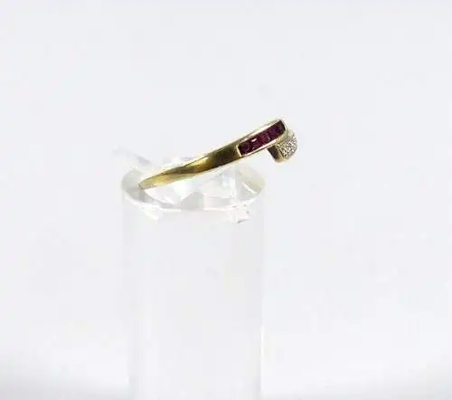 Ring aus 333 Gold mit Rubinen und zwei winzigen Diamanten Größe 60
