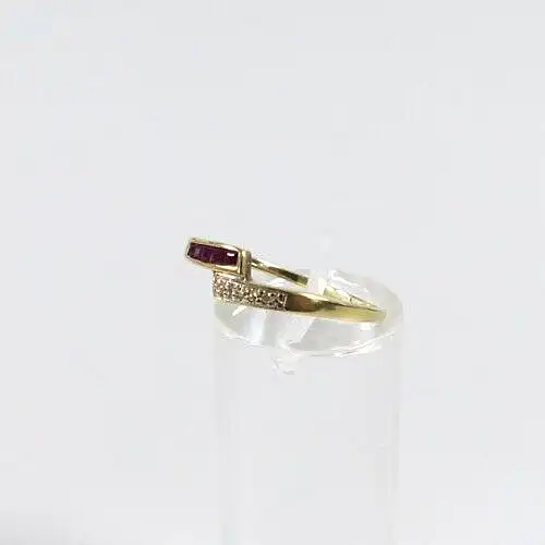 Ring aus 333 Gold mit Rubinen und zwei winzigen Diamanten Größe 60