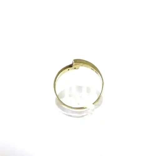 Ring aus 333 Gold mit Rubinen und zwei winzigen Diamanten Größe 60