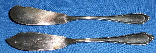 Zwei original alte Vorleger Käse- und Buttermesser 800 Silber Halbmond Krone 0