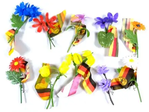 10 original alte Ansteckblumen 1. Mai Frauentag mit DDR Fähnchen