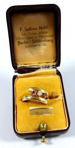 Ring aus 900 Gelbgold mit Diamant und 2 Rubinen, Gr. 53/Ø 16,8 mm