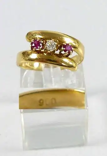 Ring aus 900 Gelbgold mit Diamant und 2 Rubinen, Gr. 53/Ø 16,8 mm