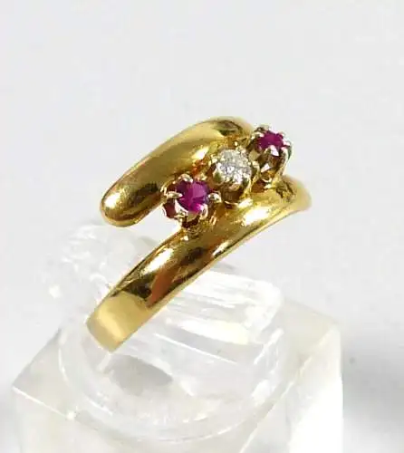 Ring aus 900 Gelbgold mit Diamant und 2 Rubinen, Gr. 53/Ø 16,8 mm