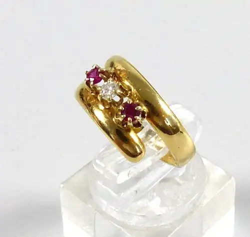 Ring aus 900 Gelbgold mit Diamant und 2 Rubinen, Gr. 53/Ø 16,8 mm