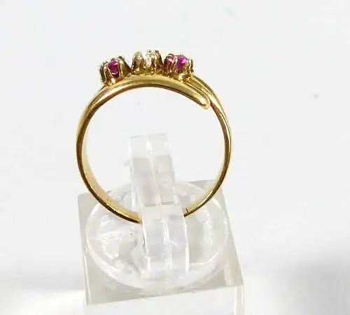 Ring aus 900 Gelbgold mit Diamant und 2 Rubinen, Gr. 53/Ø 16,8 mm