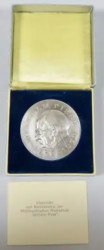 DDR Ehrenmedaille Wilhelm Pick überreicht vom Kommandeur  (da6027)