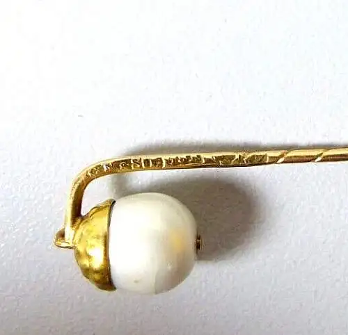 Krawattennadel aus 18 K 750 Gold mit hängender Perle