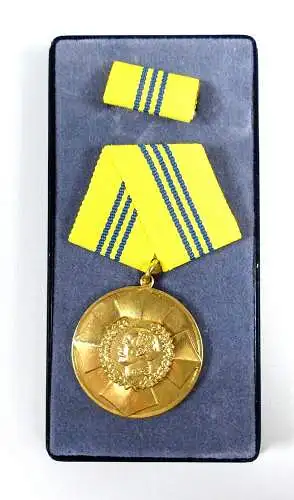 Original alte DDR Blücher Medaille für Tapferkeit Bartel 224 b in OVP