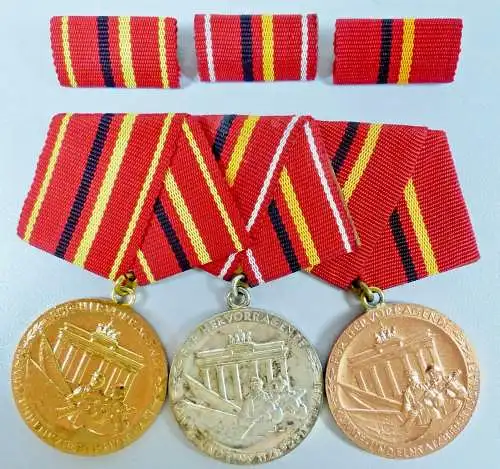 Verdienstmedaillen der Kampfgruppen Spange Gold, Silber, Bronze  (da6673)