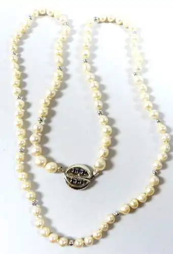 Akoya Perlenkette handgeknotet mit Schloß aus 585 Weißgold mit Saphiren 70 cm