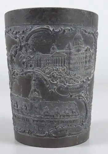 sehr alter Zinnbecher mit Ansichten von Leipzig wohl um 1900 signiert