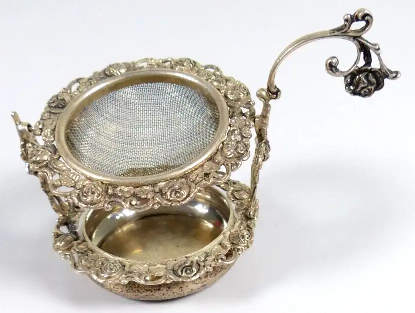 Teesieb mit Abtropfschale mit Rosen aus 835 Silber signiert CB 0