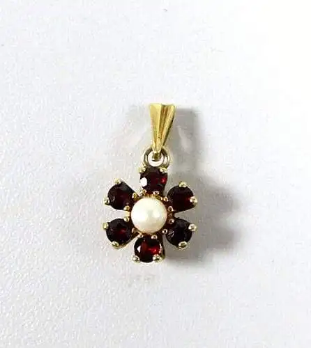Anhänger aus 835 Silber mit Perle und Granate
