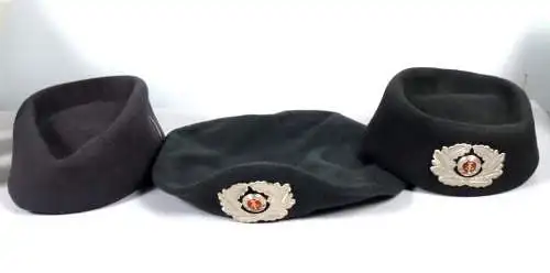 original alte DDR NVA  Frauen 2 Kappen und 1 Baret