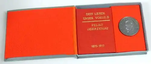 original DDR MfS Wachregiment Berlin Feliks Dzierzynski mit Widmung und Medaille