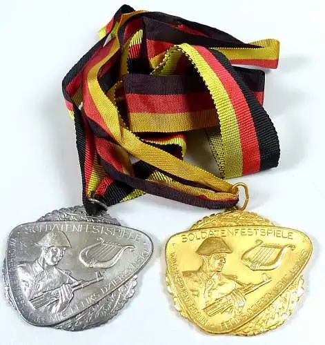 DDR 2 verschiedene Ausführungen Soldatenfestspiele MfS Wachregiment    selten