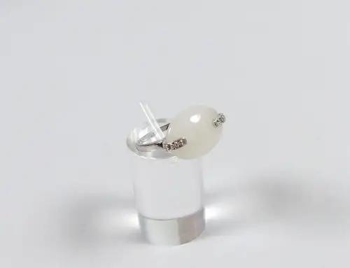 Ring aus 925 Silber mit Mondstein und 10 winzige Zirkonia Größe 54
