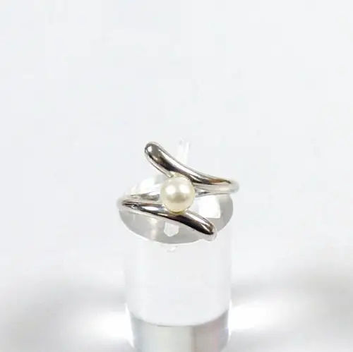 Ring aus 925 Silber  mit Perle signiert KNJ Größe 54