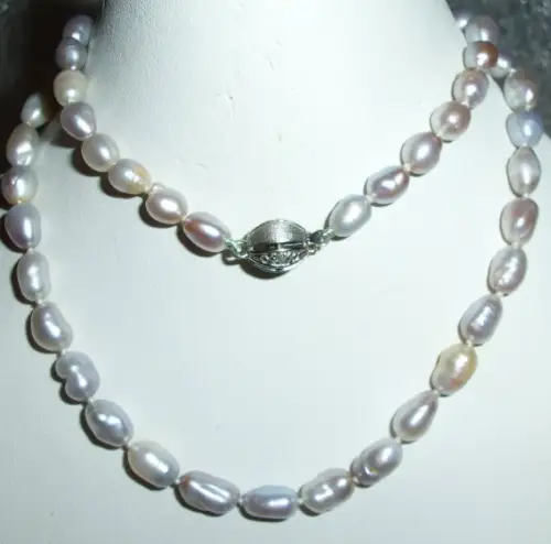 Perlen-Kette mit Schloß aus 585 Weißgold mit 3 Diamanten je 0,01 ct. besetzt