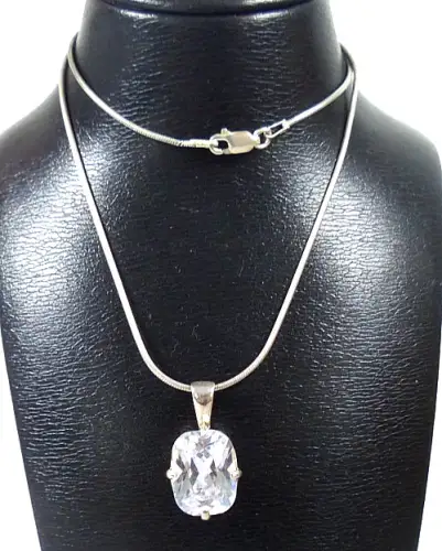 Kette mit Anhänger mit weißem Stein aus 925 Silber