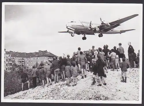 Berlin Berliner Blockade 1948/49 Photokarte Landemanöver  eines "Rosinenbombers" aus Bildarchiv