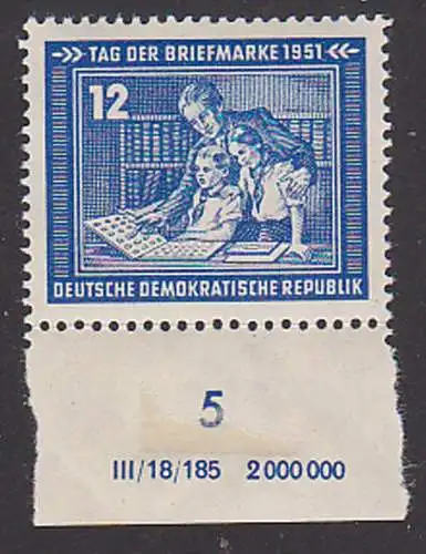 Tag der Briefmarke 1951 **, Falz auf Rand, Druckvermerk DDR 259 Dv 12 Pf. Philatelist mit Jugendlichen Album Sammeln