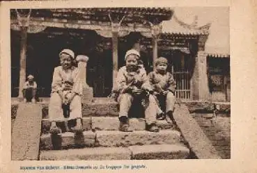 Straßenjungen auf der Treppe der Pagode China Mission van Scheut * ca. 1915
