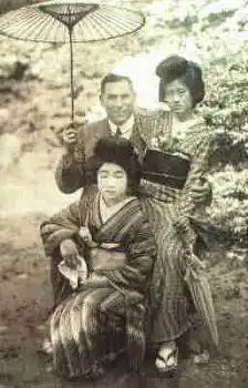Yokohama  Frauen mit Schirm Echtfoto gebr. 1927