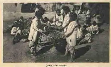 Kinder beim Bohnenschälen China  *ca. 1925