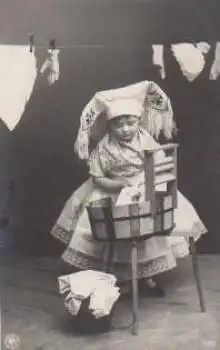 Spreewald Trachten Kind beim Wäschewaschen o 6.12.1909