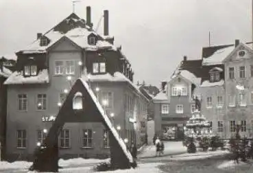 08289 Schneeberg, Straßenansicht zur Weihnachtszeit gebr. ca. 1975
