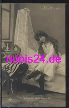 Mädchen auf dem Bett mit Leuchter  *ca.1910