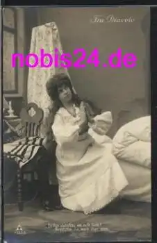 Mädchen betet im Nachthemd am Bett *ca.1910