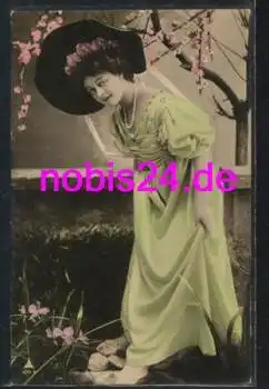 Dame mit Hut und Halskette Blumen *ca.1910