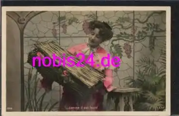 Frau mit großer Blumenkiste *ca.1910