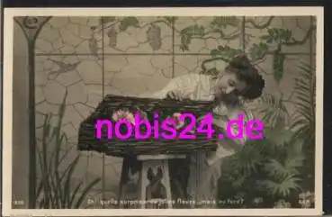 Frau schaut in Blumenkiste *ca.1910