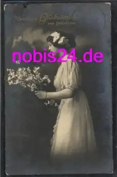 Frau mit Blumen Geburtstag o ca.1909