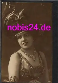 Dame mit viel Schmuck und Hut o 20.10.1910