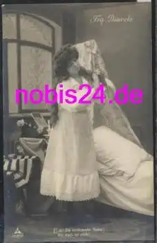 Erotik Fra Diovala Frau im Nachthemd *ca.1910