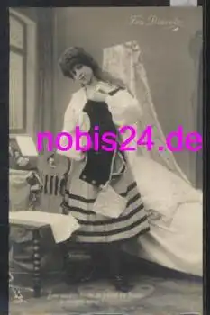 Erotika Fra Diavolo Frau beim anziehen *ca.1910