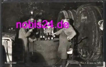 Kellermeister bei der Weinprobe *ca.1930
