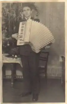 Akkordeonspieler, Echtfoto keine AK. * ca. 1920