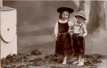 Junge mit Steinschleuder in Trachten Lederhosen gebraucht ca. 1905