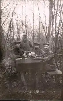 Skat spielende Männer im Wald Echtfoto * ca. 1915