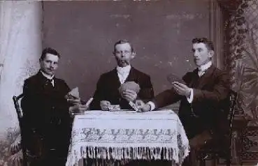 Skat Männer mit Zigarren beim Kartenspiel Echtfoto o 3.2.1911
