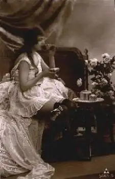 Frau auf Bett Dessous *ca. 1920
