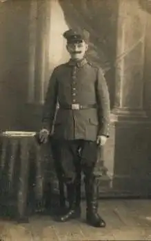 Deutscher Soldat in Uniform 1. WK.  Echtfoto  *ca. 1915