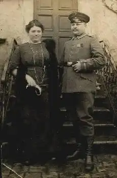 Deutscher Soldat mit Frau in Uniform 1. WK. Echtfoto gebr. 11.2.1915