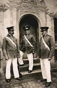 Militär drei Soldaten vor Pforte Echtfoto  *ca. 1910